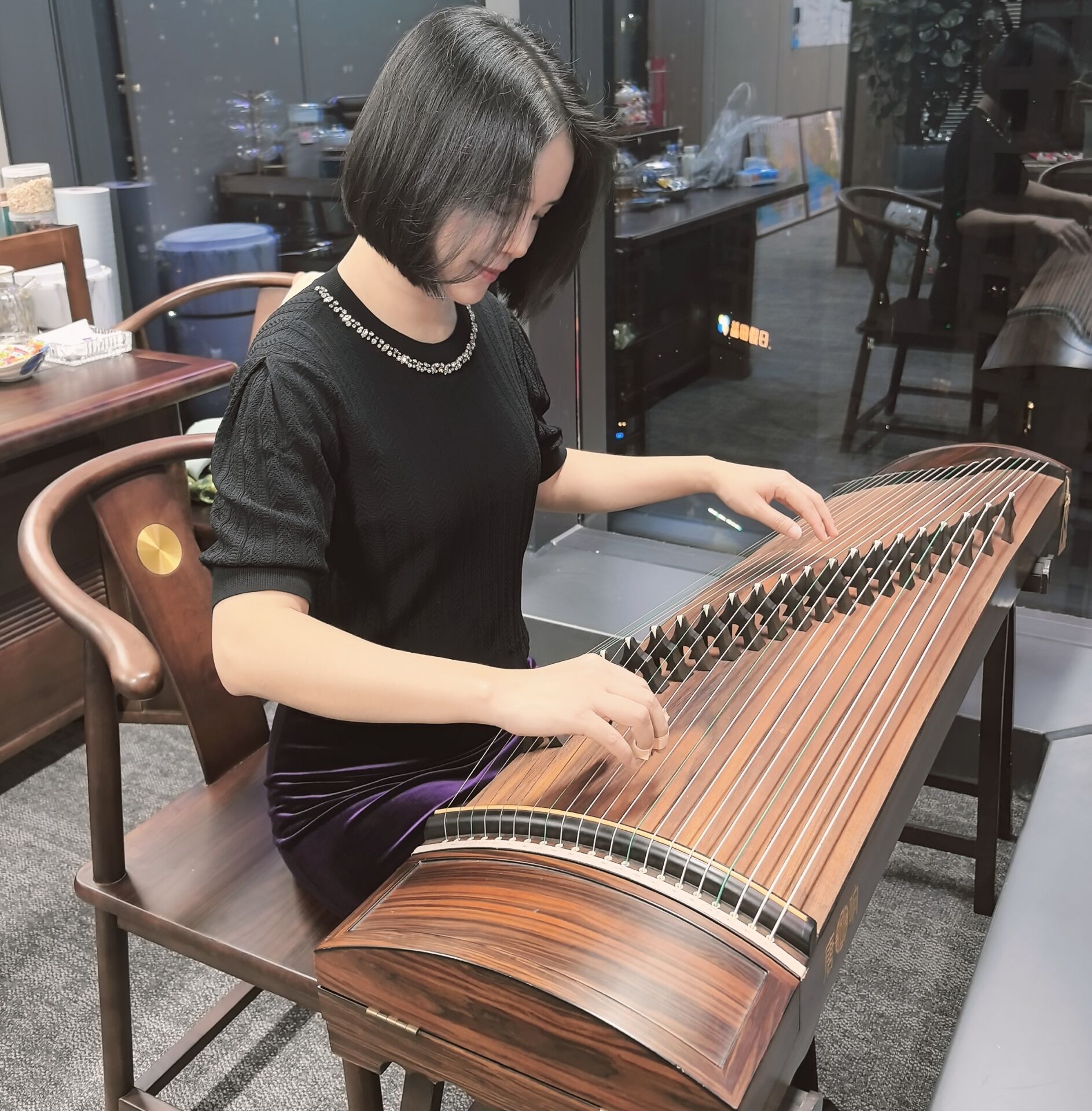 谢总 - 深圳市致界工程咨询有限公司创始人，15年资质办理经验，累计服务1万+企业